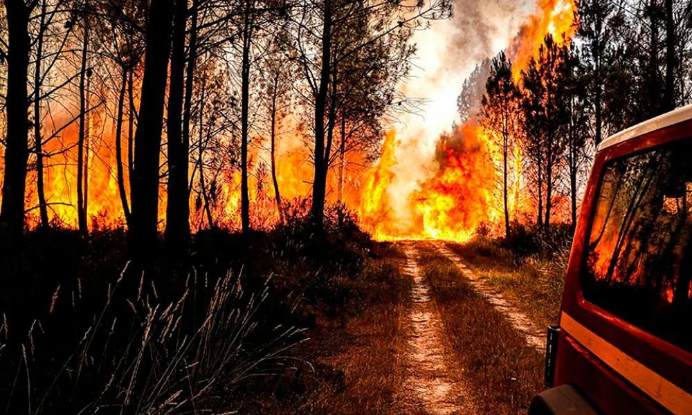 Σε κόκκινο συναγερμό η Ευρώπη – Καταστροφικές πυρκαγιές και ακραίοι καύσωνες